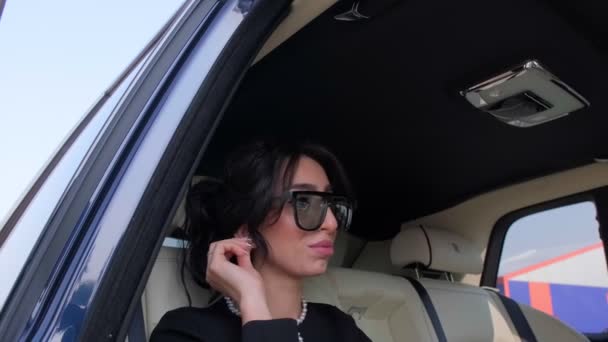 Genç Bir Kadının Kol Saatine Bakarak Özel Bir Arabada Ele — Stok video