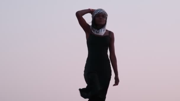 Uzun Siyah Elbiseli Esmer Bir Genç Kadın Bir Arap Atkısı — Stok video