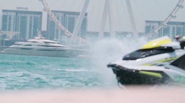 Dubai, BAE - 5 22 2021: açık denizlerde jet ski süren can yeleği giyen genç adam. Yavaş çekim, Yakın çekim