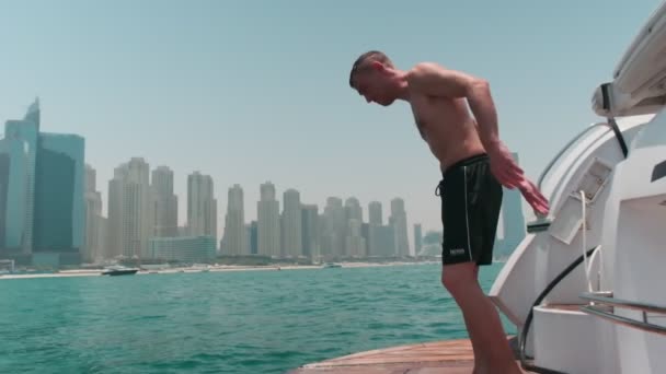 Dubai Förenade Arabemiraten 2021 Ung Man Långa Badbyxor Hoppar Från — Stockvideo