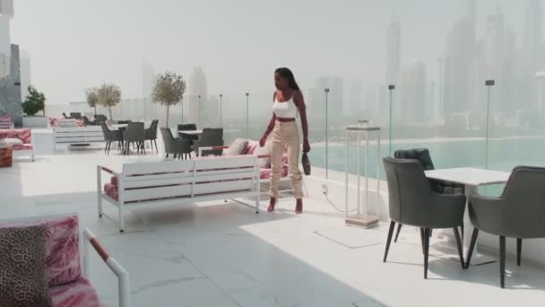 Scharrelige Jonge Vrouw Een Zakelijke Witte Broek Een Glazen Balkon — Stockvideo