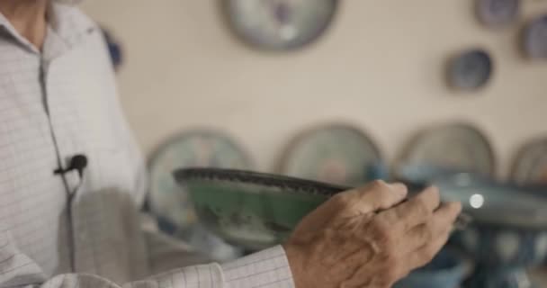 Mistrz Artysta Ceramista Trzyma Rękach Pokazuje Gotowy Produkt Ozdobiony Ornamentami — Wideo stockowe