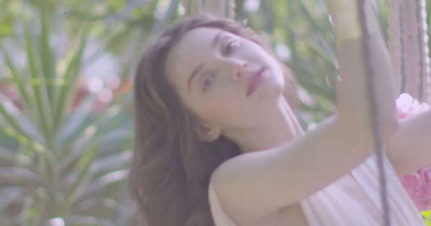 Açık Beyaz Elbiseli Genç Güzel Bir Kadın Yaz Bahçesinde Salıncakta — Stok video