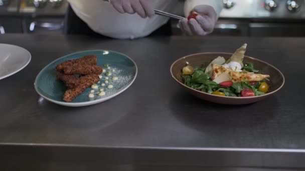 厨师在一家昂贵的旅馆的厨房里供应面食 并将其交给侍者 慢动作 — 图库视频影像