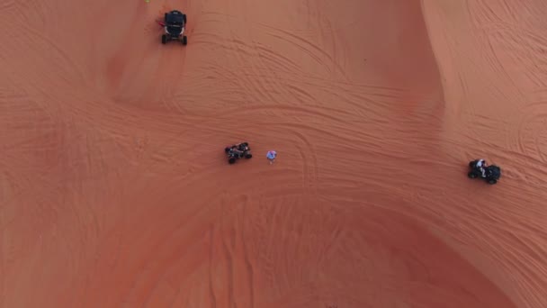 Bir Dron Birleşik Arap Emirlikleri Nde Çölün Kum Tepelerinden Geçen — Stok video