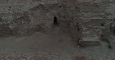 Buhara 'daki Ark kalesinin eski duvarları boyunca insansız hava aracı uçuşu. Hava görüntüsü. Kapat..