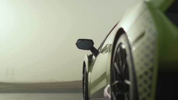 放棄された道路に立ってプレミアムグリーンのスポーツカーの外観 スローモーション アラブ首長国連邦 — ストック動画