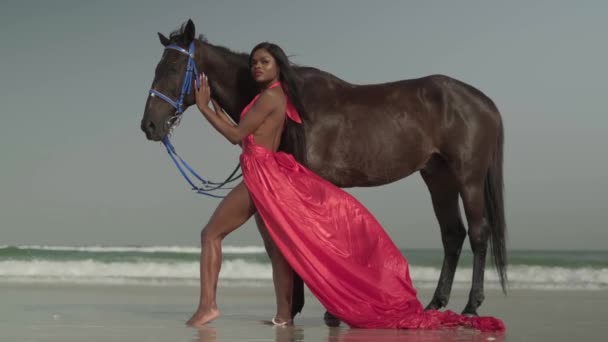 Una Giovane Donna Swarthy Vestito Rosso Leva Piedi Vicino Cavallo — Video Stock