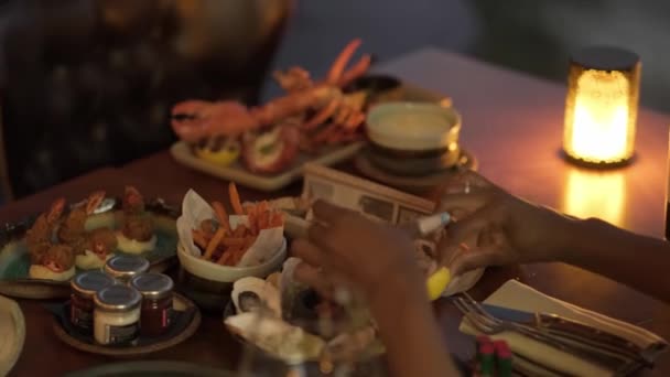 Een Jonge Vrouw Dineert Een Duur Restaurant Van Een Elite — Stockvideo