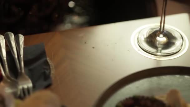 Ett Bord Serveras Restaurangen Ett Dyrt Hotell Slow Motion Närbild — Stockvideo