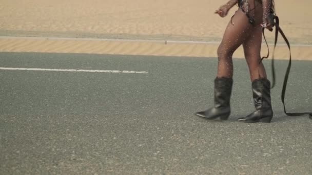 Młoda Kobieta Seksownym Stroju Prowadzi Drogi Sportowy Samochód Drodze Pustyni — Wideo stockowe