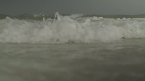 Kumlu Bir Sahilde Deniz Köpüğüyle Sörf Dalgaları Yavaş Hareket Kapat — Stok video