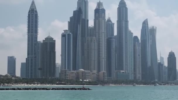 Panorama Van Dubai Wolkenkrabbers Aan Oevers Van Baai Van Oceaan — Stockvideo
