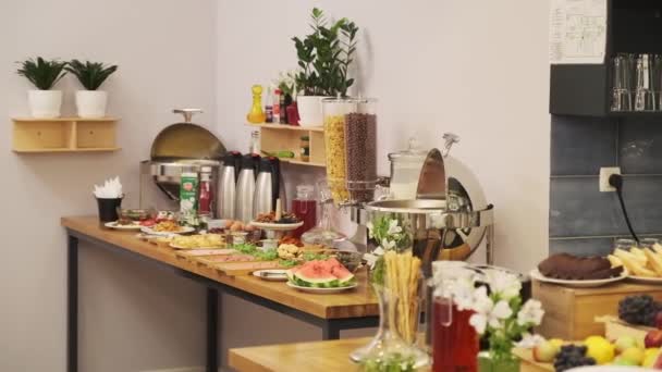 一间小旅馆的早餐室 有香肠 奶酪和饮料的餐桌 有水果 香蕉的桌子慢动作 — 图库视频影像