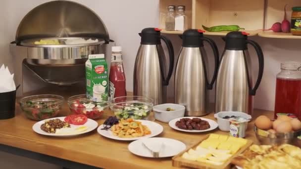 Stół Śniadaniowy Znajduje Się Małym Hotelu Kiełbaski Jogurt Sałatki Sosy — Wideo stockowe