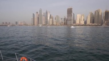 Özel bir yattan Dubai 'nin deniz kıyısındaki gökdelenlerine. Yavaş Hareket.