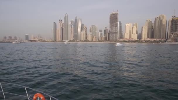 Θέα Από Ένα Ιδιωτικό Γιοτ Στους Ουρανοξύστες Του Ντουμπάι Στην — Αρχείο Βίντεο