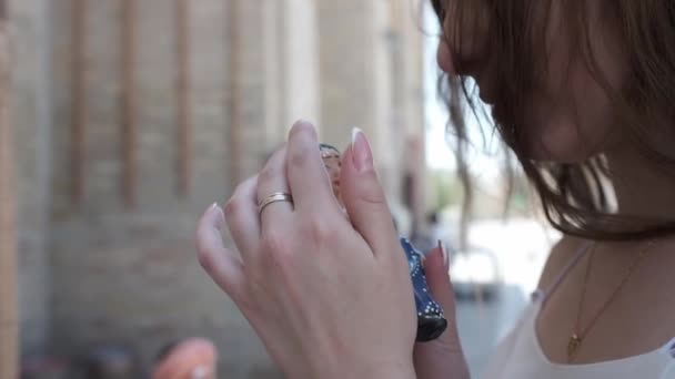 Молодая Женщина Держит Руках Узбекский Керамический Сувенир Виде Девушки Национальной — стоковое видео