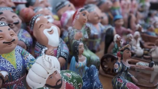 Młoda Kobieta Bierze Lady Uzbecką Pamiątkę Ceramiczną Postaci Mężczyzny Narodowych — Wideo stockowe