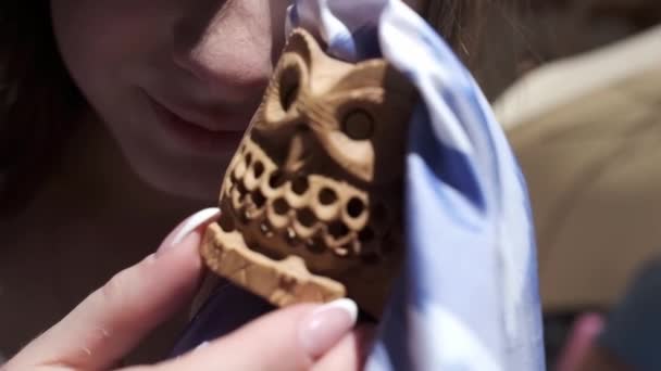 Jonge Vrouw Met Een Keramisch Souvenir Vorm Van Een Uil — Stockvideo