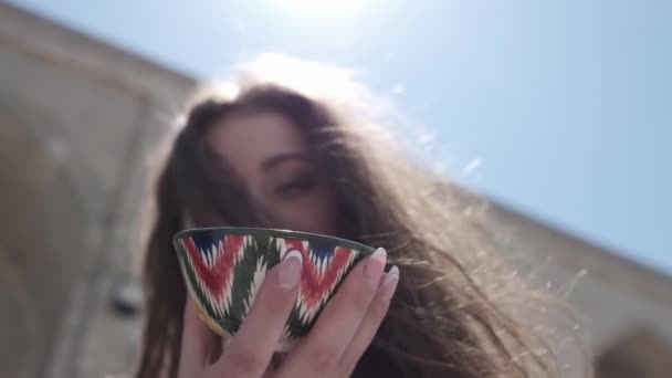 Uma Jovem Com Cabelos Longos Segurando Uma Xícara Chá Cerâmica — Vídeo de Stock