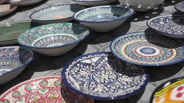 Ceramiczne Narodowe Potrawy Uzbeckie Talerze Czajniki Kubki Malowanie Kwiatowym Zdobieniem — Wideo stockowe