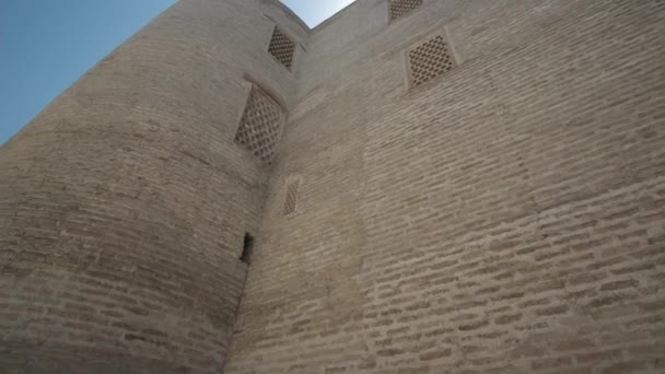 Starověká Historická Zeď Kolem Minaretu Uzbekistánu Panorama Pomalý Pohyb — Stock video