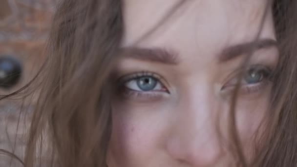 Enfréntate Una Mujer Joven Con Ojos Grises Cabello Largo Fluido — Vídeos de Stock