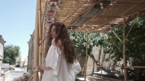 Молода Жінка Протікаючим Волоссям Світло Білому Сараї Стоїть Стародавньому Місті — стокове відео