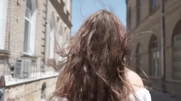 Una Mujer Joven Con Pelo Que Fluye Vestido Blanco Claro — Vídeo de stock