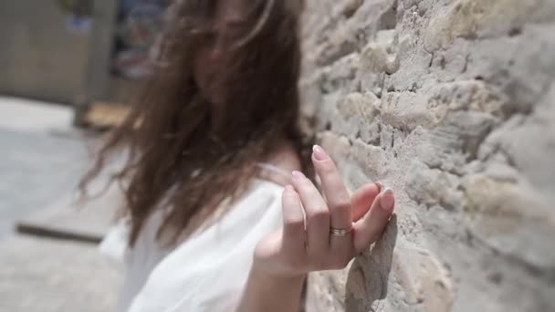 Молода Жінка Довгим Волоссям Світло Білим Сарафаном Стоїть Стародавній Стіні — стокове відео