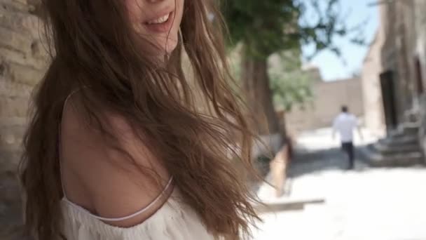 Una Mujer Joven Con Pelo Largo Que Fluye Vestido Blanco — Vídeo de stock