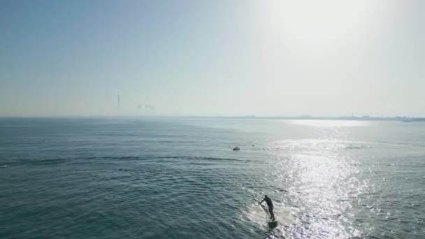Dubaj Sae 2023 Dron Přeletí Nad Mužem Plovoucím Elektrickém Prkně — Stock video