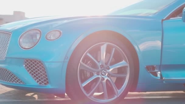 Εξωτερικό Ενός Μπλε Ακριβό Αυτοκίνητο Premium Αργή Κίνηση — Αρχείο Βίντεο