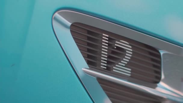 Зовні Синій Дорогий Автомобіль Преміум Класу Крупним Планом Повільний Рух — стокове відео