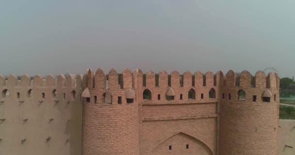 Drone Proveniente Lontano Vola Intorno Muro Della Fortezza Bukhara Vicino — Video Stock