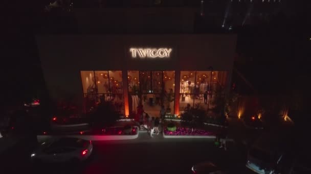 Kolem Fasády Nočního Klubu Dubaji Pod Pouličním Osvětlením Létá Dron — Stock video