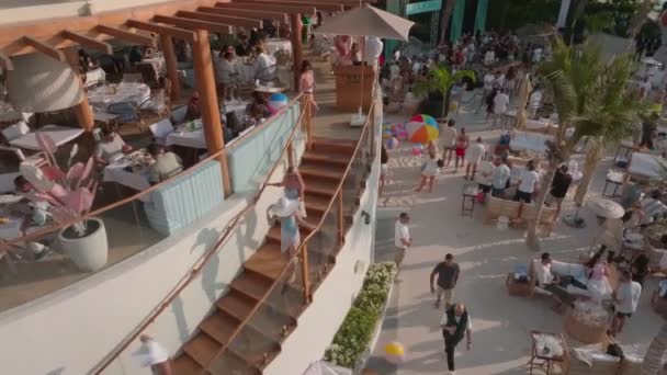 阿联酋 142023 无人驾驶飞机在海滩上的俱乐部的夏季咖啡馆里飞越了开放的楼梯 空中景观 — 图库视频影像
