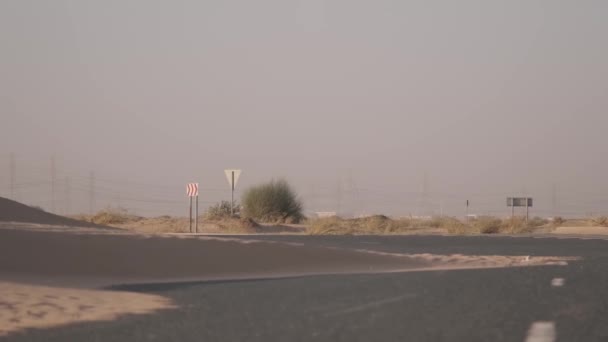 Pahalı Bir Araba Çölün Kum Tepeleri Arasında Asfalt Bir Yolda — Stok video