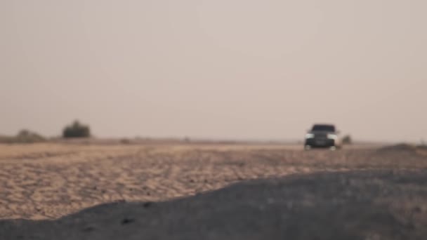 Ein Teures Luxusauto Fährt Durch Die Sanddünen Der Wüste Von — Stockvideo