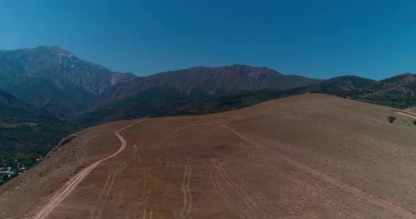 Panorama Drone Lago Montanha Cercado Por Montanhas Dia Sem Nuvens — Vídeo de Stock