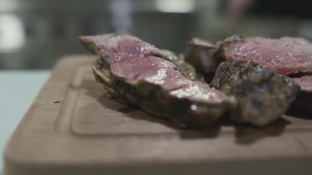 Carne Cruda Rodajas Para Filetes Una Tabla Cortar Cocina Los — Vídeo de stock