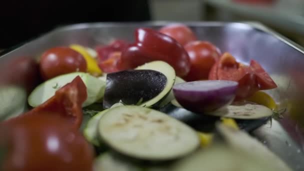 Chef Con Guantes Blancos Saltea Verduras Cortadas Arbustos Recipiente Grande — Vídeos de Stock
