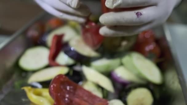 Ein Weiß Behandschuhter Koch Rührt Mit Seinen Händen Einem Behälter — Stockvideo