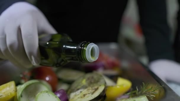 Chef Con Guantes Blancos Vierte Verduras Parrilla Una Botella Aceite — Vídeo de stock