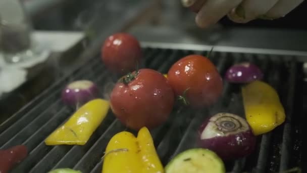 Chef Pone Verduras Picadas Parrilla Con Sus Manos Con Guantes — Vídeos de Stock