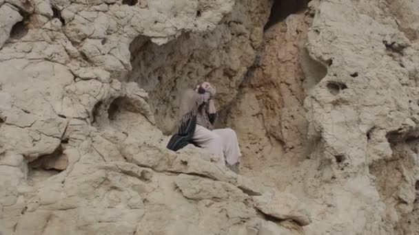 Homem Vestido Xamã Sobre Uma Rocha Meio Das Areias Deserto — Vídeo de Stock