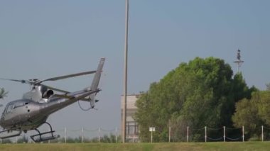 Küçük özel bir helikopter Dubai 'deki bir havaalanına iniyor. Yavaş çekim.