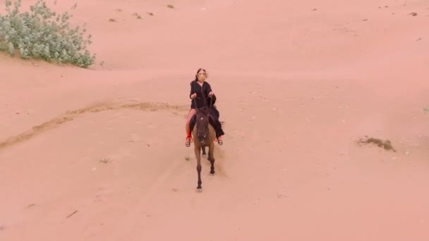 Drone Vola Cavaliere Cavallo Rosso Galoppando Sulle Sabbie Del Deserto — Video Stock
