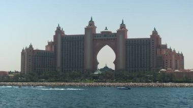 Denize açılan özel bir tekneden ve sahilde lüks bir otelden görüntüler. Yavaş Hareket.